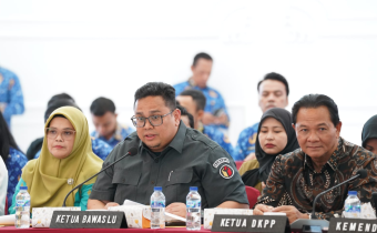 Kutua Bawslu Rahmat Bagja didampingi Anggota Bawaslu Lolly Suhenty, saat Rapat Pleno Penetapan Rekapitulasi Pemutakhiran Data Pemilih Berkelanjutan (PDPB) Tingkat Nasional Semester II Tahun 2025 di Gedung KPU RI, Rabu (17/12/2025).