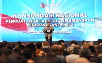 Ketua Bawaslu Rahmat Bagja saat memberikan sambutan dan arahan, di acara Konsolidasi Nasional Penguatan Tata Kelola Kelembagaan Pengawas Pemilu, Senin (8/12/2025) malam.