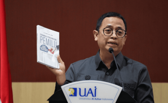 Anggota Bawaslu Puadi dalam kegiatan Literasi Data untuk Pengawasan Pemilu dengan tema ”Sinergi Universitas dan Pengawas Pemilu melalui Literasi Data" di Auditorium Universitas Al-Azhar Indonesia, Senin (1/12/2025).