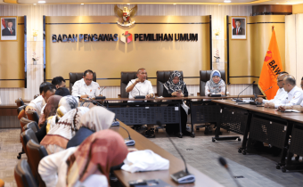 Sekretaris Jenderal Bawaslu Ferdinand Eskol Tiar Sirait memimpin rapat pemaparan program kerja dan anggaran dalam rangka penetapan arah kebijakan Bawaslu Tahun Anggaran 2026, yang dilaksanakan di Jakarta, Rabu (7/11/2025).
