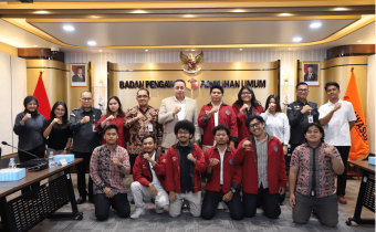 Anggota Bawaslu Herwyn JH Malonda saat berdiskusi dengan Mahasiswa Ilmu Politik Universitas Airlangga (UNAIR) Surabaya di Gedung Bawaslu, Jakarta, Selasa (13/1/2026).