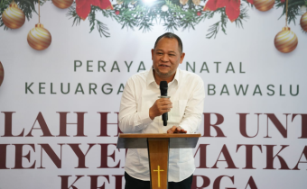 Anggota Bawaslu Totok Hariyono dalam perayaan Natal Keluarga Besar Bawaslu di Jakarta, Rabu (10/12/2025).