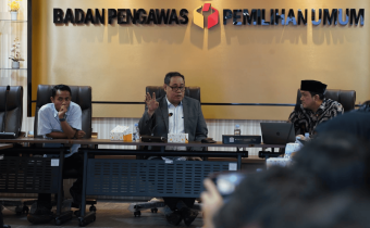 Anggota Bawaslu Herwyn JH Malonda berikan arahan dalam Rapat Penyusunan Perubahan Perbawaslu 15 Tahun 2020 di Jakarta, Senin (8/12/2025). Foto: Publikasi dan Pemberitaan Bawaslu RI