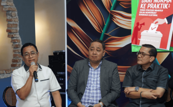 Anggota Bawaslu Puadi saat menjelaskan buku yang diluncurkannya berjudul Dari Norma ke Praktik: Peran Strategis Bawaslu dalam Memperkuat Demokrasi Elektoral di Jakarta, Rabu (14/1/2026).