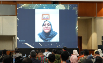 Anggota Bawaslu Lolly Suhenty saat memberi sambutan melalui daring di acara Rapat Koordinasi Nasional (Rakornas) Pemutakhiran Data Pemilih Berkelanjutan (PDPB) dan Hubungan Kerja Sama Antar Lembaga Tahun 2025 di Jakarta, Jumat (19/12/2025) malam. 