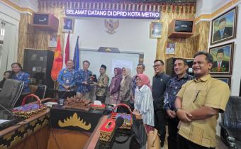 Foto bersama saat penyerahan cinderamata dari Bawaslu Kota Metro di ruang rapat Sekretariat DPRD Kota Metro, Kamis (12/02)