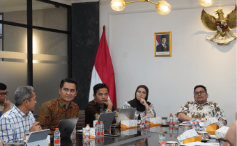 Ketua Bawaslu Rahmat Bagja (kanan) dan Anggota Bawaslu Lolly Suhenty (kedua kanan) dalam diskusi kajian penguatan fungsi pengawasan dan penegakan hukum pemilu Jumat (6/2/2026).