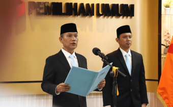 Sekretaris Jenderal (Sekjen) Bawaslu Ferdinand Eskol Tiar Sirait saat melantik 243 pejabat administrasi dan 55 pejabat fungsional di lingkungan Bawaslu seluruh Indonesia, Jumat (6/2/2026)