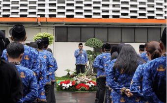 Deputi Bidang Administrasi Bawaslu, La Bayoni saat memberikan arahan dalam apel yang dilaksanakan pada Jumat (13/2/2026).