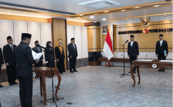 Sekretaris Jenderal Bawaslu Ferdinand Eskol Tiar Sirait saat memberi arahan usai pelantikan di kantor Bawaslu, Jumat, (13/2/2026).