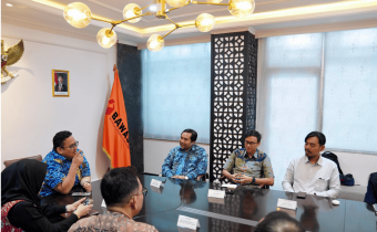 Ketua Bawaslu Rahmat Bagja (kiri berbatik biru) dalam audiensi dengan tim Media Tempo di Gedung Bawaslu, Jumat (20/2/2026).