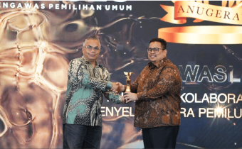 Ketua Bawaslu Rahmat Bagja menerima penghargaan Anugerah Kolaborasi Strategis Penyelenggara Pemilu bersama Media yang diserahkan oleh Wakil Pemred INDOPOSCO Folber Siallaga di Jakarta, Selasa (3/2/2026).