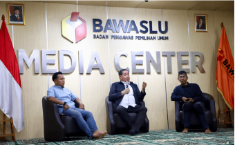 Anggota Bawaslu Herwyn JH Malonda (tengah) saat diskusi bersama Koalisi Pewarta Pemilu dan Demokrasi (KPPDem) yang digelar di Media Center Bawaslu, Jakarta