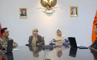 Pemerhati Hukum Pemilu Masruchah (kedua dari kanan) dalam Ngabuburit Pengawasan bertemakan Penguatan Partisipasi Masyarakat dalam Pemilu yang disiarkan langsung di kanal YouTube Bawaslu RI