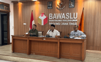 Anggota Bawaslu Totok Hariyono (tengah) dalam Peluncuran Buku Kebijakan Strategis dan Program Divisi Pencegahan dan Partisipasi Masyarakat Bawaslu Provinsi dan Bawaslu Kabupaten/Kota Se-Jawa Timur yang digelar secara daring, dari Surabaya