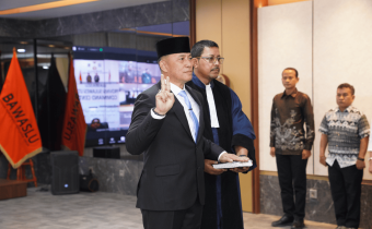 Pelantikan dan pengambilan sumpah janji Hengky Pramono sebagai Inspektur Wilayah (Irwil) I Bawaslu oleh Sekretaris Jenderal (Sekjen) Bawaslu Ferdinand Eskol Tiar Sirait di Jakarta.