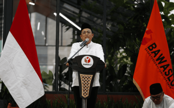 Anggota Bawaslu Puadi dalam acara buka puasa bersama di gedung Bawaslu