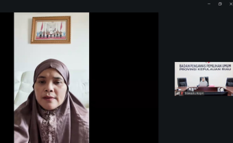 Anggota Bawaslu Lolly Suhenty dalam kegiatan Ngabuburit Pengawasan Kepulauan Riau secara daring.