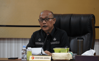 Sekretaris Jendral Bawaslu Ferdinand Eskol Tiar Sirait dalam kegiatan Penyerahan LHP PDTT BPK di Gedung Bawaslu, Jakarta.