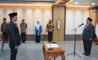 Ketua Bawaslu Rahmat Bagja saat melantik anggota Bawaslu kabupaten hasil pergantian antarwaktu (PAW), Jumat (6/3/2026). Foto: Pemberitaan dan Publikasi Bawaslu RI.