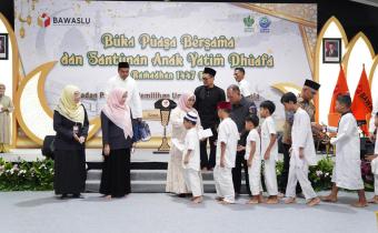Jajaran Pejabat Bawaslu sedang bersilaturahmi dengan para anak yatim dhuafa yang diundang langsung untuk buka puasa bersama Bawaslu RI di Lapangan Bawaslu, Jakarta, Senin (9/3/2026).