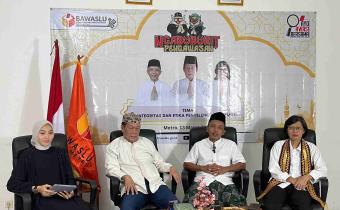 Ketua dan Anggota Bawaslu Kota Metro saat giat zoom Ngabuburit Pengawasan 