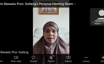 Anggota Bawaslu Lolly Suhenty dalam kegiatan Ngabuburit Pengawasan oleh Bawaslu Provinsi Sulawesi Tengah (Sulteng) dengan tema Gerakan Masyarakat Awasi Kerawanan Pemilu bersama Pemilih Muda, Jumat (13/2/2026).