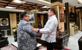 Ketua Bawaslu Rahmat Bagja (kiri) dan Jaksa Agung ST Burhanuddin dalam audiensi antara Bawaslu dengan Kajagung, Senin (13/4/2026) di Gedung Kejagung, Jakarta.