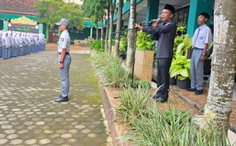 Anggota Bawaslu Kota Metro, Hendro Edi Saputro saat sosialisasi pengawasan partisipatif di MAN 1 Kota Metro, Senin (20/04/2026)
