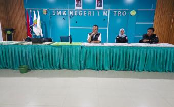 Ketua Bawaslu Kota Metro saat menyampaikan materi terkait kepemiluan dan pengawasan partisipatif di SMK Negeri 1 Kota Metro pada Selasa (21/04/2026).