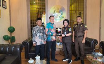 Ketua dan Anggota Bawaslu Kota Metro saat pemberian cinderamata kepada Kejari Metro, Selasa (21/04/2026)