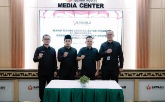 Bawaslu Provinsi Lampung menggelar serah terima jabatan Pelaksana Tugas (Plt.) Kepala Sekretariat Bawaslu Provinsi Lampung dari Yuda Setiawan kepada Achmad Sutiono di Kantor Bawaslu Provinsi Lampung, Rabu (01/04). Kegiatan tersebut berlangsung khidmat dan disaksikan langsung oleh Ketua Bawaslu Provinsi Lampung Iskardo P. Panggar serta Anggota Bawaslu Provinsi Lampung Imam Bukhori.