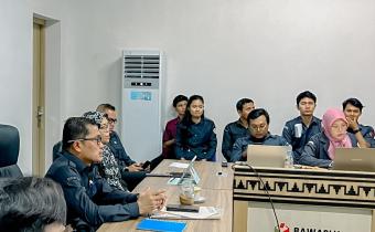 Sekretariat Badan Pengawas Pemilihan Umum (Bawaslu) Provinsi Lampung menggelar rapat mingguan yang diikuti oleh jajaran Sekretariat Bawaslu Lampung, di Ruang Rapat Media Center Bawaslu Provinsi Lampung, Senin (6/4).