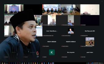Dalam upaya meningkatkan kapasitas sumber daya manusia (SDM) pengawas pemilu dan jajaran kesekretariatan, Bawaslu Provinsi Lampung menggelar kegiatan Akselerasi Nalar dan Tukar Ilmu di Lingkungan Bawaslu Provinsi dan Bawaslu Kabupaten/Kota se-Provinsi Lampung (ANTI LINGLUNG). Kegiatan ini mengusung tema “Kinerja Pengawasan Bawaslu Kabupaten/Kota: Transformasi di Tengah Efisiensi Anggaran” dan dilaksanakan secara daring melalui Zoom Meeting pada Senin (13/04).