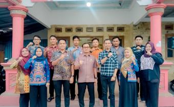 Plt. Kepala Sekretarita Bawaslu Provinsi Lampung Achmad Sutiono saat di sekretariat Bawaslu Kabupaten Tulang Bawang, Kamis (16/04).