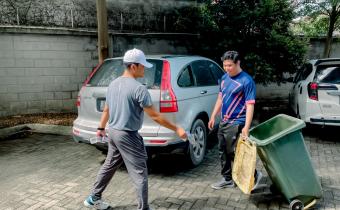 Badan Pengawas Pemilihan Umum (Bawaslu) Provinsi Lampung melaksanakan kegiatan bersih-bersih atau kerja bakti di lingkungan Kantor Bawaslu Provinsi Lampung pada Kamis (23/04).