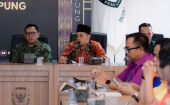 Anggota Bawaslu Provinsi Lampung, Imam Bukhori, menghadiri Forum Diskusi Terpumpun (FDT) Simulasi Penataan Daerah Pemilihan (Dapil) dan Alokasi Kursi Pemilihan Umum Anggota DPRD Provinsi Lampung di Kantor KPU Provinsi Lampung, Senin (27/04).