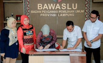 Dalam upaya memperkuat kolaborasi demi peningkatan kualitas demokrasi dan pelaksanaan pemilihan umum di Provinsi Lampung, Badan Pengawas Pemilihan Umum (Bawaslu) Provinsi Lampung menjalin kerja sama strategis dengan Fakultas Ilmu Sosial dan Ilmu Politik (FISIP) Universitas Lampung. Kerja sama tersebut ditandai dengan penandatanganan Memorandum of Understanding (MoU) yang berlangsung di Kantor Bawaslu Provinsi Lampung, Rabu (29/04).