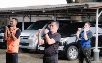Bawaslu Provinsi Lampung menggelar kegiatan senam rutin yang dilaksanakan di halaman Kantor Bawaslu Provinsi Lampung pada Kamis (30/04).