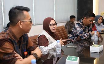 Tenaga Ahli Bawaslu RI Apriyanti Marwah (kedua dari kiri) dalam audiensi Bawaslu dengan Korps Pergerakan Mahasiswa Islam Indonesia Putri (KOPRI) Pengurus Kordinator Cabang (PKC) PMII Jawa Barat, Kamis (23/4/2026).