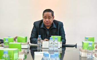 Anggota Bawaslu Herwyn JH Malonda saat memimpin rapat koordinasi optimalisasi pengawasan internal dan penguatan ritme kerja pada masa nontahapan pemilu, Senin (27/04/2026).