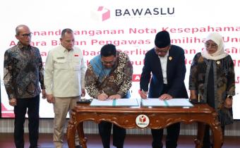 Ketua Bawaslu Rahmat Bagja (ketiga dari kiri) saat penandatanganan nota kesepahaman antara Bawaslu dan LPSK di Jakarta, Selasa (28/4/2026).