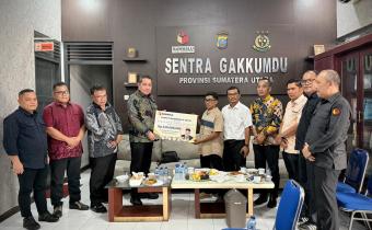 Anggota Bawaslu Herwyn JH Malonda menyerahkan dana kerahimankepada ahli waris almarhum Panca Anugerah pada Selasa (28/4/2026).
