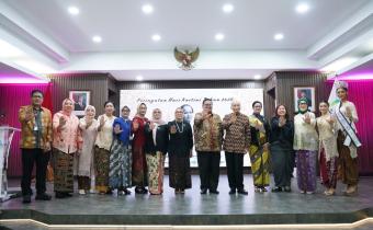 Bawaslu dan KemenPPPA serempak berfoto melambangkan stop kekerasan terhadap perempuan dan anak setelah MoU dengan KemenPPPA di Jakarta, Kamis (30/4/2026).