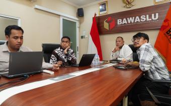 Anggota Bawaslu Totok Hariyono saat memberikan arahan di kegiatan Rapat Pembahasan Pelaporan Pelaksanaan Tugas Konsolidasi Demokrasi secara daring pada Kamis (30/4/2026).