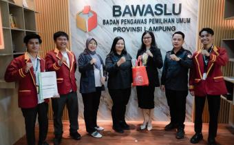 Badan Pengawas Pemilihan Umum (Bawaslu) Provinsi Lampung secara resmi melepas mahasiswa magang dari Universitas Teknokrat Indonesia di Kantor Bawaslu Provinsi Lampung pada Senin (18/05). 