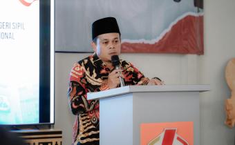 Koordinator Divisi Sumber Daya Manusia dan Organisasi Bawaslu Provinsi Lampung, Imam Bukhori memberikan arahan saat menghadiri Pelantikan dan Pengambilan Sumpah PNS Bawaslu dikantor Bawaslu Provinsi Lampung pada Selasa (19/05)