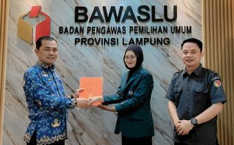 Pelaksana Tugas (Plt.) Kepala Sekretariat Bawaslu Provinsi Lampung, Achmad Sutiono menerima salinan skripsi dari mahasiswa Universitas Lampung (UNILA), Salwa Salsabila Adhelane yang sebelumnya telah melaksanakan kegiatan magang di Bawaslu Provinsi Lampung. Penyerahan salinan skripsi tersebut berlangsung di Kantor Bawaslu Provinsi Lampung, Selasa (19/05).