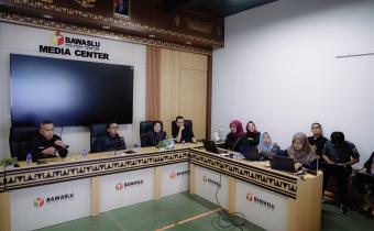 Bawaslu Provinsi Lampung melaksanakan Rapat Penyampaian Laporan Hasil dan Progres Asistensi Bawaslu Kabupaten/Kota dari setiap Tim Reviu Anggaran Bawaslu Provinsi Lampung terhadap Bawaslu Kabupaten/Kota se-Provinsi Lampung. Kegiatan tersebut berlangsung di Kantor Bawaslu Provinsi Lampung, Selasa (2/6).