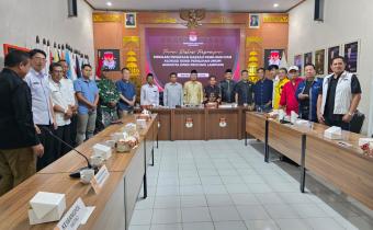 Ketua Bawaslu Kota Metro saat menghadiri diskusi terpumpun di KPU Kota Metro pada Rabu, 7 Mei 2026.